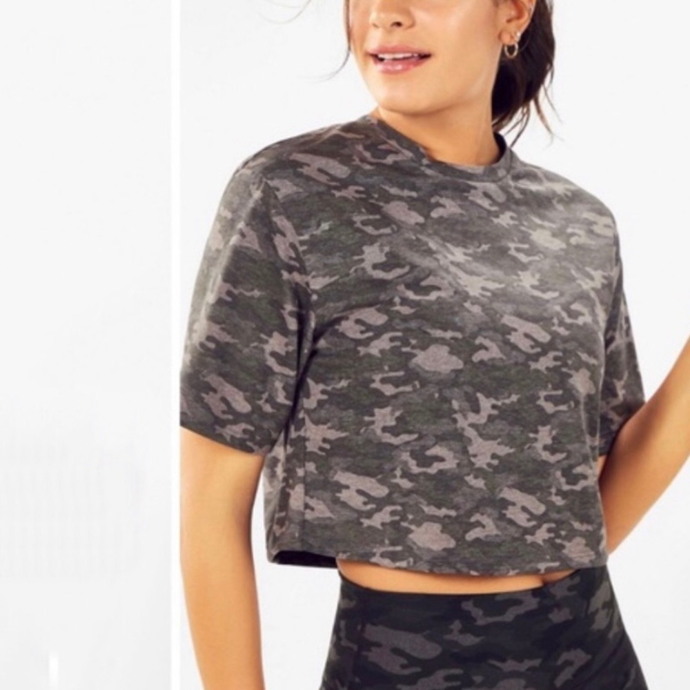 Fabletics Gray Camo Cropped Short Sleeve Shirt - Picture 1 of 6